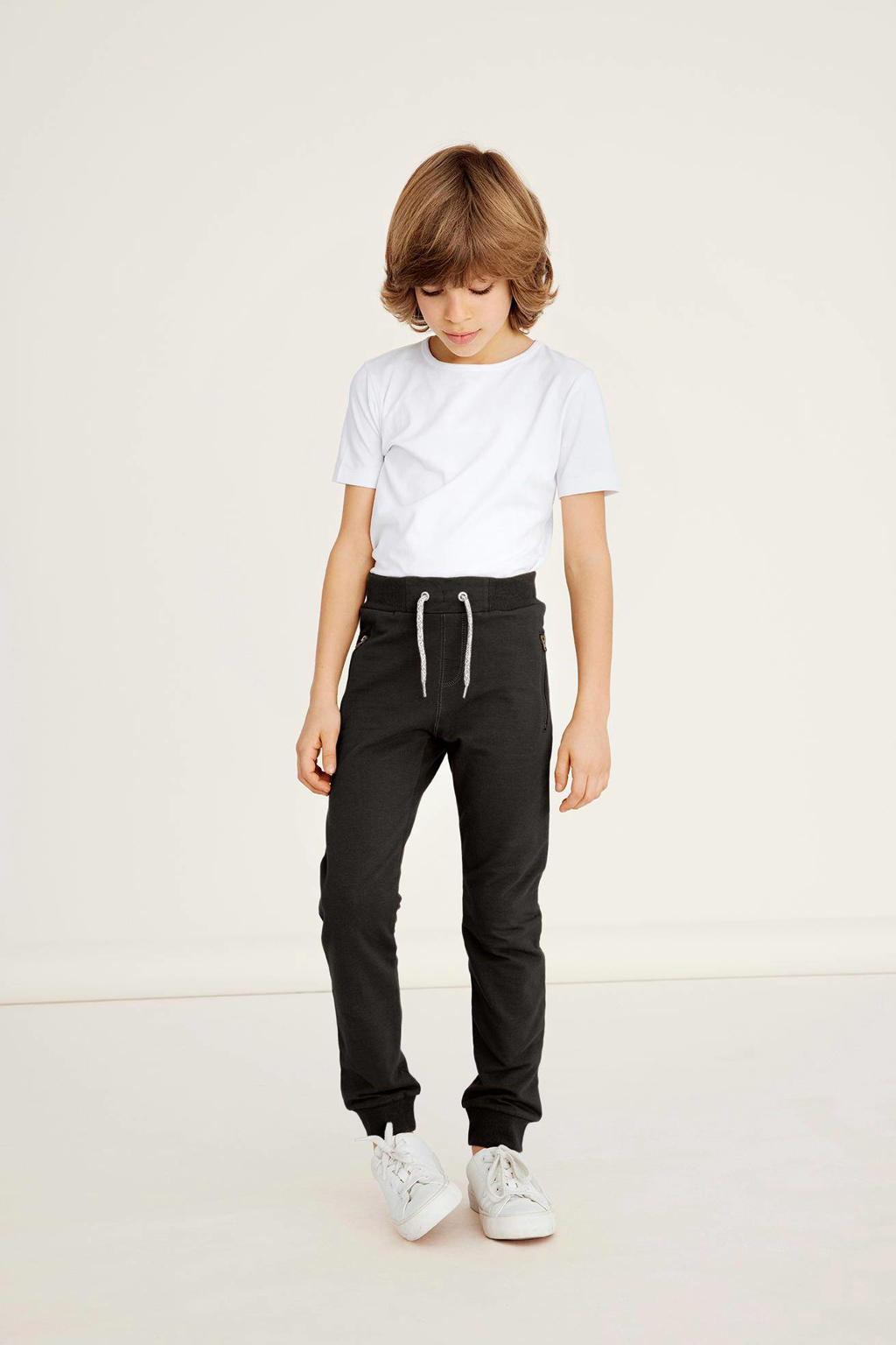 Zwarte jongens NAME IT KIDS broek van sweat materiaal met regular fit, elastische tailleband met koord en effen