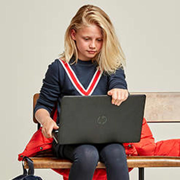 kinderen alleen thuis